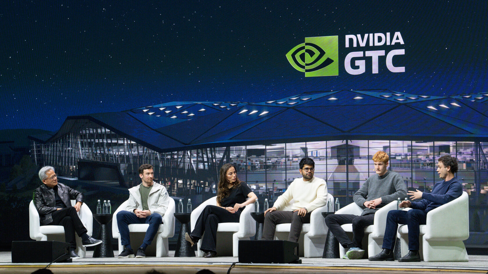 Các diễn giả ngồi từ trái sang phải: Jensen Huang, người sáng lập kiêm CEO của NVIDIA; Harrison Chase, đồng sáng lập kiêm CEO của LangChain; Mira Murati, người sáng lập kiêm CEO của Thinking Machines Lab; Aravind Srinivas, CEO kiêm đồng sáng lập của Perplexity; Michael Truell, CEO kiêm đồng sáng lập của Cursor; và Misha Laskin, đồng sáng lập kiêm CEO của Reflection AI.