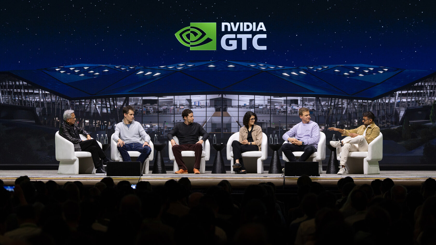 Các diễn giả ngồi từ trái sang phải: Jensen Huang, người sáng lập kiêm CEO của NVIDIA; Arthur Mensch, đồng sáng lập kiêm CEO của Mistral; Daniel Nadler, CEO của OpenEvidence; Hanna Hajishirzi, giám đốc cấp cao về xử lý ngôn ngữ tự nhiên tại Ai2; Robin Rombach, đồng sáng lập kiêm CEO của Black Forest Labs; và Anjney Midha, người sáng lập AMP PBC.