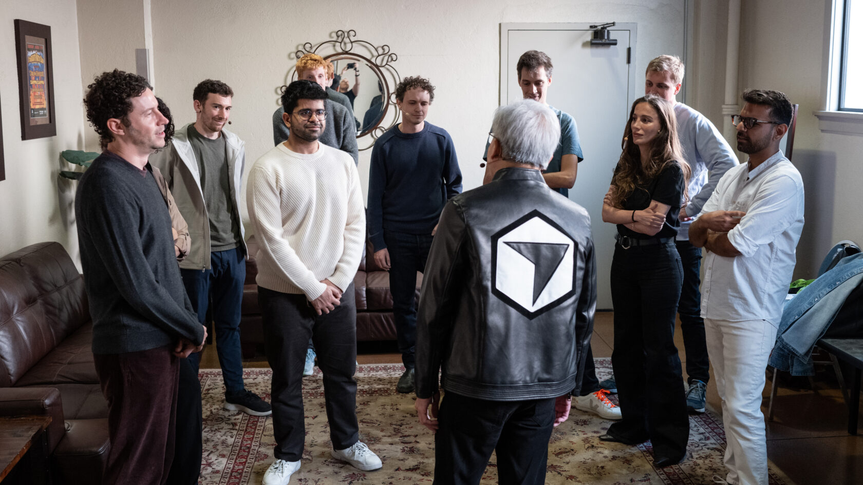 CEO của NVIDIA, Jensen Huang, diện chiếc áo khoác da đặt may riêng từ Cursor, gặp gỡ các nhà lãnh đạo hệ sinh thái mô hình mở trước buổi thảo luận tại GTC.